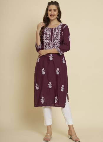 Attrective These Beautiful Looking Readymade Long Kurti.These Kurti is Fabricated On Cotton Slub.Its Beautified With Designer Thread Embroidery Work.