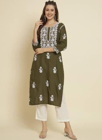 Attrective These Beautiful Looking Readymade Long Kurti.These Kurti is Fabricated On Cotton Slub.Its Beautified With Designer Thread Embroidery Work.