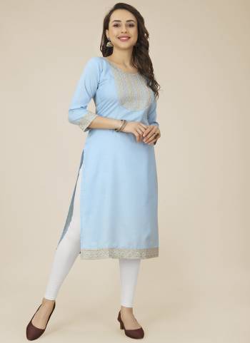 Attrective These Beautiful Looking Readymade Long Kurti.These Kurti is Fabricated On Cotton.Its Beautified With Designer Thread Embroidery Work.