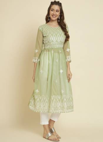 Attrective These Beautiful Looking Readymade Anarkali Kurti.These Kurti is Fabricated On Georgette.Its Beautified With Designer Thread Embroidery Work.