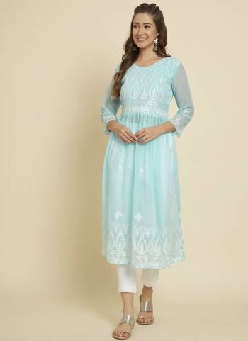 Attrective These Beautiful Looking Readymade Anarkali Kurti.These Kurti is Fabricated On Georgette.Its Beautified With Designer Thread Embroidery Work.