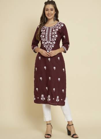 Attrective These Beautiful Looking Readymade Long Kurti.These Kurti is Fabricated On Cotton Slub.Its Beautified With Designer Thread Embroidery Work.