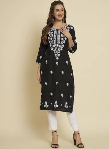 Attrective These Beautiful Looking Readymade Long Kurti.These Kurti is Fabricated On Cotton Slub.Its Beautified With Designer Thread Embroidery Work.