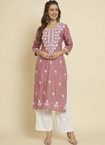 Attrective These Beautiful Looking Readymade Long Kurti.These Kurti is Fabricated On Cotton Slub.Its Beautified With Designer Thread Embroidery Work.