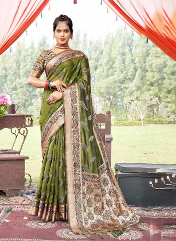 Looking These Party Wear Saree in Fine Colored.These Saree And Blouse is Fabricated On Organza.Its Beautified With Weavon Multy Thared Designer.