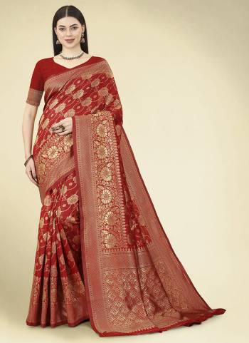 Garb These Party Wear Saree in Fine Colored.These Saree And Blouse is Banarasi Silk Fabricated.Its Beautified With Wevon Designer.