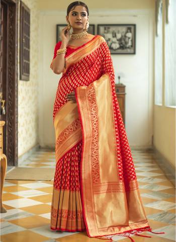 Garb These Party Wear Saree in Fine Colored.These Saree And Blouse is Fabricated On Banarasi Silk.Its Beautified With Heavy Weaving Jari Designer.