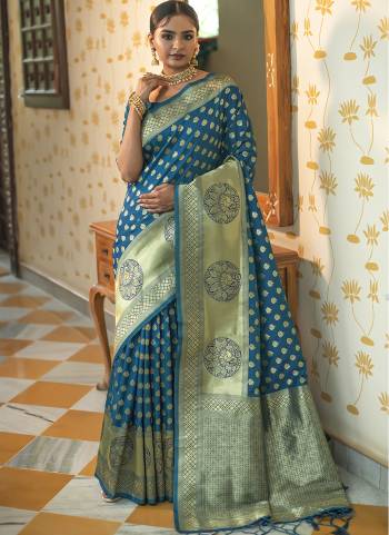 Garb These Party Wear Saree in Fine Colored.These Saree And Blouse is Fabricated On Banarasi Silk.Its Beautified With Heavy Weaving Jari Designer.