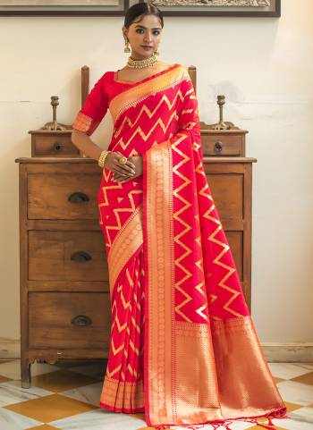 Garb These Party Wear Saree in Fine Colored.These Saree And Blouse is Fabricated On Banarasi Silk.Its Beautified With Heavy Weaving Jari Designer.