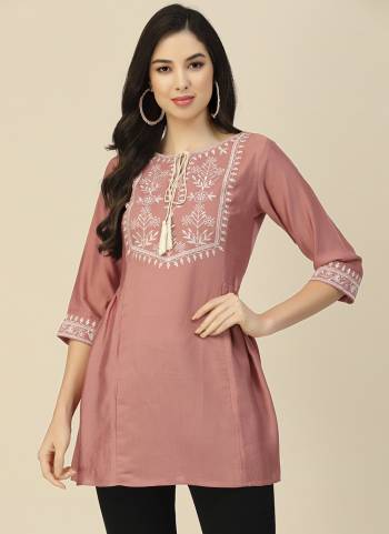 Garb These Beautiful Looking Readymade Short Kurti.These Kurtis Fabricated On Chinon.Its Beautified With Designer Floral Embroidery Work.