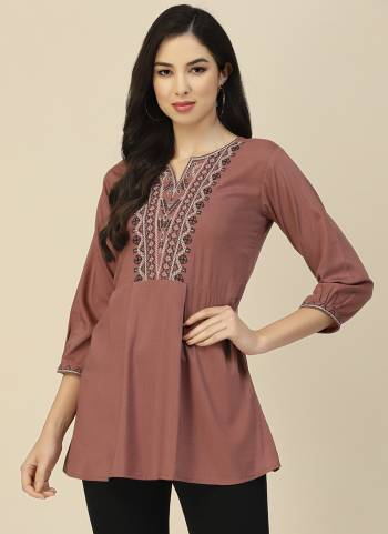 Garb These Beautiful Looking Readymade Short Kurti.These Kurtis Fabricated On Chinon.Its Beautified With Designer Floral Embroidery Work.