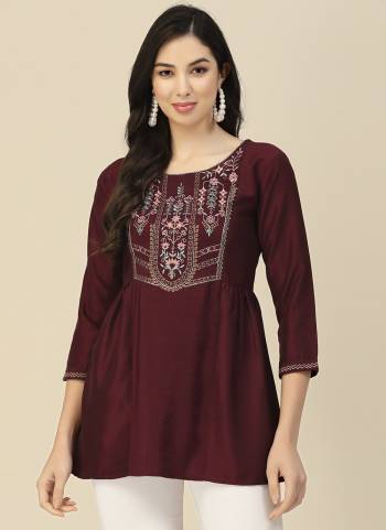 Garb These Beautiful Looking Readymade Short Kurti.These Kurtis Fabricated On Chinon.Its Beautified With Designer Floral Embroidery Work.