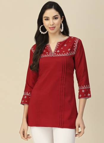 Garb These Beautiful Looking Readymade Short Kurti.These Kurtis Fabricated On Chinon.Its Beautified With Designer Floral Embroidery Work.