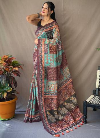 Garb These Party Wear Saree With Blouse in Fine Colored.These Saree And Blouse is Fabricated On Cotton.Its Beautified With Designer Kalamkari Printed.