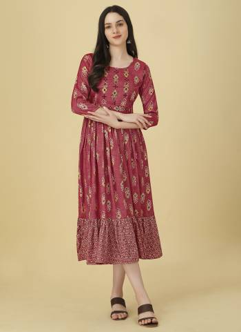 Grab These Beautiful Looking Readymade Kurti.These Kurti is Fabricated On Rayon Capsul.Its Beautified With Designer Foil Printed,Hand Mirror Embroidery Work.