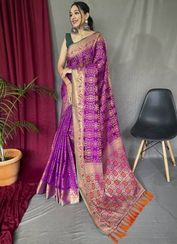 Attrective These Party Wear Patola Bandhej Saree With Blouse in Fine Colored.These Saree And Blouse is Fabricated On Patola Silk.Its Beautified With Weavon Meenakari Designer.