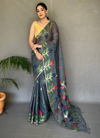 Garb These Party Wear Saree With Blouse in Fine Colored.These Saree And Blouse is Fabricated On Slub Chanderi.Its Beautified With Weaving Multy Color Designer.