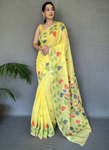 Garb These Party Wear Saree With Blouse in Fine Colored.These Saree And Blouse is Fabricated On Slub Chanderi.Its Beautified With Weaving Multy Color Designer.