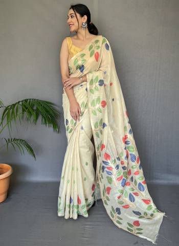 Garb These Party Wear Saree With Blouse in Fine Colored.These Saree And Blouse is Fabricated On Slub Chanderi.Its Beautified With Weaving Multy Color Designer.