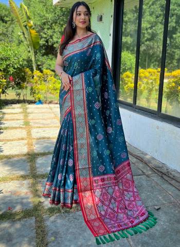 Garb These Party Wear Saree With Blouse in Fine Colored.These Saree And Blouse is Fabricated On Silk.Its Beautified With Weaving Multy Color Designer.