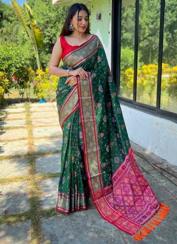 Garb These Party Wear Saree With Blouse in Fine Colored.These Saree And Blouse is Fabricated On Silk.Its Beautified With Weaving Multy Color Designer.