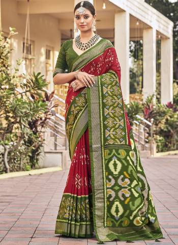 Garb These Party Wear Saree in Fine Colored.These Saree And Blouse is Fabricated On Cotton Silk Pair.Its Beautified With Designer Foil Printed.