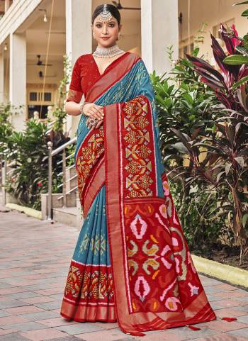 Garb These Party Wear Saree in Fine Colored.These Saree And Blouse is Fabricated On Cotton Silk Pair.Its Beautified With Designer Foil Printed.