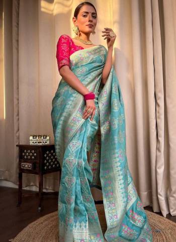 Grab These Festive Wear Saree in Fine Colored.These Saree is Fabricated On Banarasi Silk Pair With Brocade Blouse.Its Beautified With Wevon Jacquard Designer.