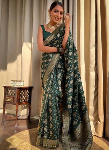 Grab These Festive Wear Saree in Fine Colored.These Saree is Fabricated On Banarasi Silk Pair With Brocade Blouse.Its Beautified With Wevon Jacquard Designer.