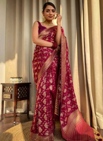 Grab These Festive Wear Saree in Fine Colored.These Saree is Fabricated On Banarasi Silk Pair With Brocade Blouse.Its Beautified With Wevon Jacquard Designer.