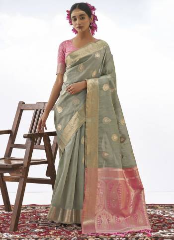 Attrective These Party Wear Saree in Fine Colored.These Saree And Blouse is Fabricated On Banarasi Silk Pair.Its Beautified With Woven Jari Designer.