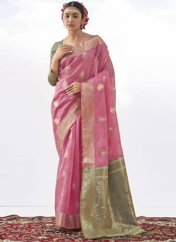 Attrective These Party Wear Saree in Fine Colored.These Saree And Blouse is Fabricated On Banarasi Silk Pair.Its Beautified With Woven Jari Designer.