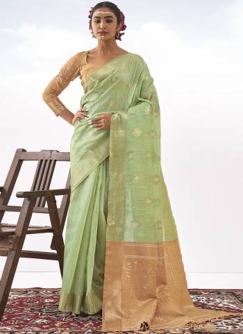 Attrective These Party Wear Saree in Fine Colored.These Saree And Blouse is Fabricated On Banarasi Silk Pair.Its Beautified With Woven Jari Designer.