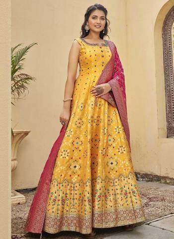 For A Designer Look,Grab These Readymade Gown With Dupatta in Fine Colored.These Gown Are Fabricated JEQARD With SILK JEQARD Dupatta.Its Beautified With Wevon Jacquard Butti,Kalamkari Printed With Embroidery Work.