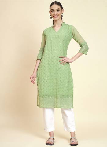 Garb These Beautiful Looking Readymade Long Kurti.These Kurti is Fabricated On Georgette.Its Beautified With Designer Sequance Embroidery Work.