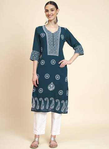 Attrective Looking These Beautiful Looking Readymade Long Kurti.These Kurti is Fabricated On Georgette.Its Beautified With Designer Embroidery Work.