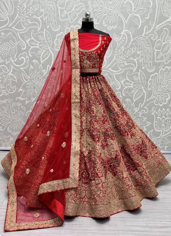 For A Fancy Heavy Designer Look,Grab These Lehenga Choli With Dupatta in Fine Colored.These Lehenga And Choli Are Silk And Dupatta Are Fabricated On Soft Net Pair.Its Beautified With Designer Fancy Multy Thread, Sequance,Dori Embroidery,Diamond Work.