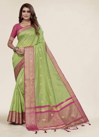 Garb These Party Wear Saree in Fine Colored.These Saree And Blouse is Fabricated On Organza.Its Beautified With Weavon Designer.