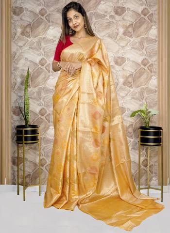 Attrective Look These Saree in Fine Colored.These Saree And Blouse is Banarasi Silk Fabricated.Its Beautified With Weaving Jari Designer.