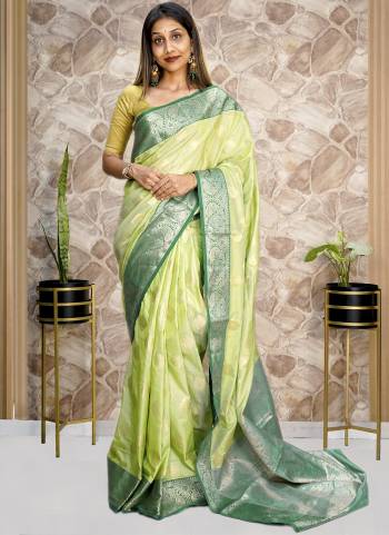 Attrective Look These Saree in Fine Colored.These Saree Are Silk And Blouse is Brocade Silk Fabricated.Its Beautified With Weaving Jari Designer.