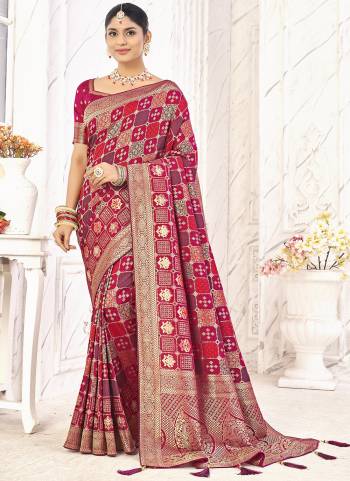 Attrective These Saree in Fine Colored Pair With Blouse.These Saree and Blouse Are Fabricated On Dola Silk.Its Beautified With Wevon Jacquard Designer.