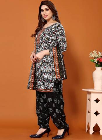 Grab These Suit in Fine Colored Pair With Bottom And Dupatta.These Top And Dupatta Are Fabricated On Cotton Pair With Cotton Bottom.Its Beautified With Designer Printed.