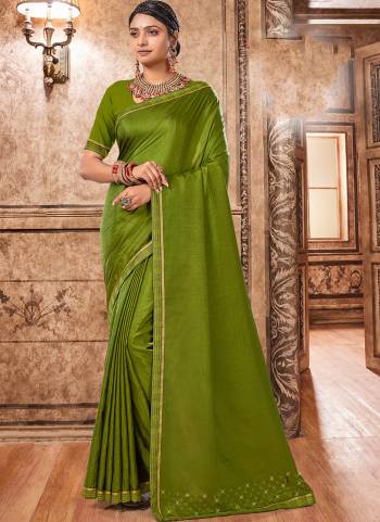 Attrective Saree in Fine Colored.These Saree Are Vichitra Silk And Blouse is Fabricated On Vichitra Silk Pair.