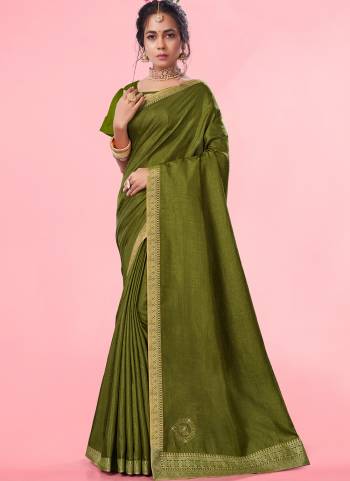 Attrective Saree in Fine Colored.These Saree Are Vichitra Silk And Blouse is Fabricated On Vichitra Silk Pair.