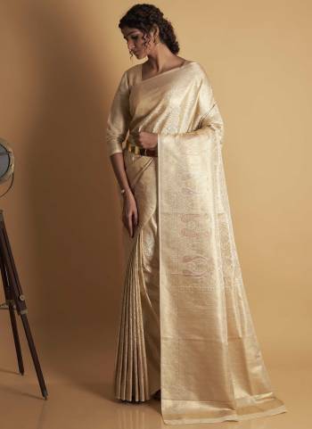 Attrective These  Saree in Fine Colored.These Saree Are Two Tone Kanjivaram Silk And Blouse is Fabricated On Two Tone Kanjivaram Silk Pair.