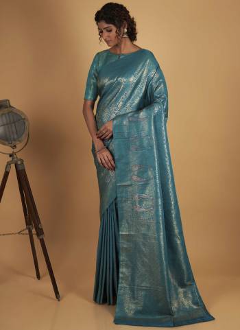 Attrective These  Saree in Fine Colored.These Saree Are Two Tone Kanjivaram Silk And Blouse is Fabricated On Two Tone Kanjivaram Silk Pair.