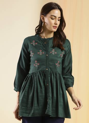 Attrective These Beautiful Looking Readymade Short Kurti.These Kurtis Fabricated On Chinon.Its Beautified With Designer Yoke Embroidery Work.