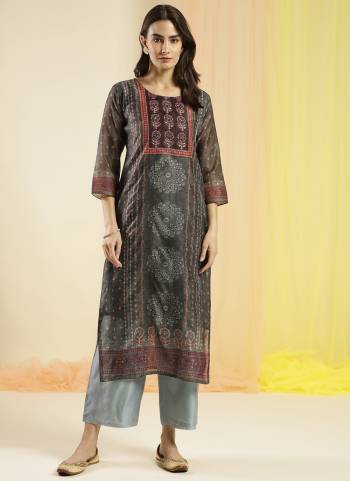 Garb These Beautiful Looking Readymade Kurti.These Kurtis Fabricated On Chinon With Cotton Inner.Its Beautified With Designer Digital Printed With Hand Work.