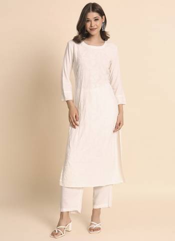 Garb These Beautiful Looking Readymade Kurti.These Kurti is Fabricated On Rayon.Its Beautified With Designer Lucknowi Chikankari Embroidery Work.