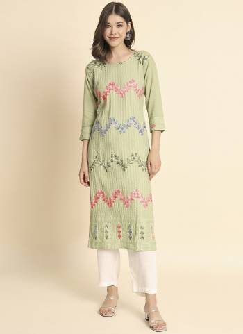 Garb These Beautiful Looking Readymade Kurti.These Kurti is Fabricated On Rayon.Its Beautified With Designer Lucknowi Chikankari Embroidery Work.